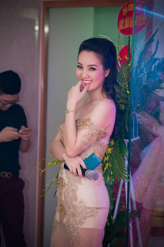 Á hậu Thụy Vân khoe chân thon sexy với váy xuyên thấu - ảnh 3
